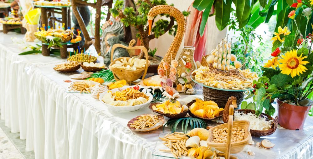 Réalisation d’un buffet haut de gamme comprenant des assortiments salés, des mini-plats maison et des pâtisseries artisanales. Mise en scène élégante inspirée des traditions orientales.