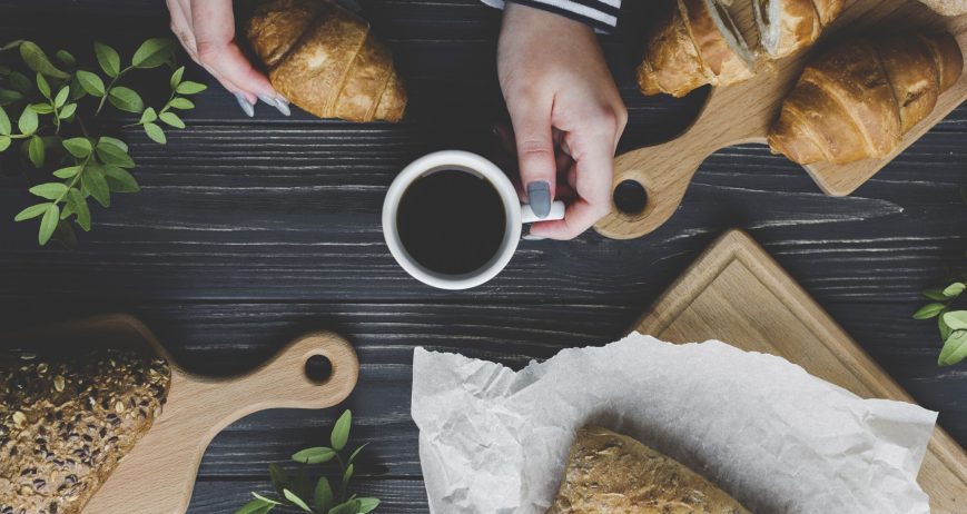 Présentation des viennoiseries et pains façonnés chaque matin : croissants, pains au chocolat, pains traditionnels et créations originales.