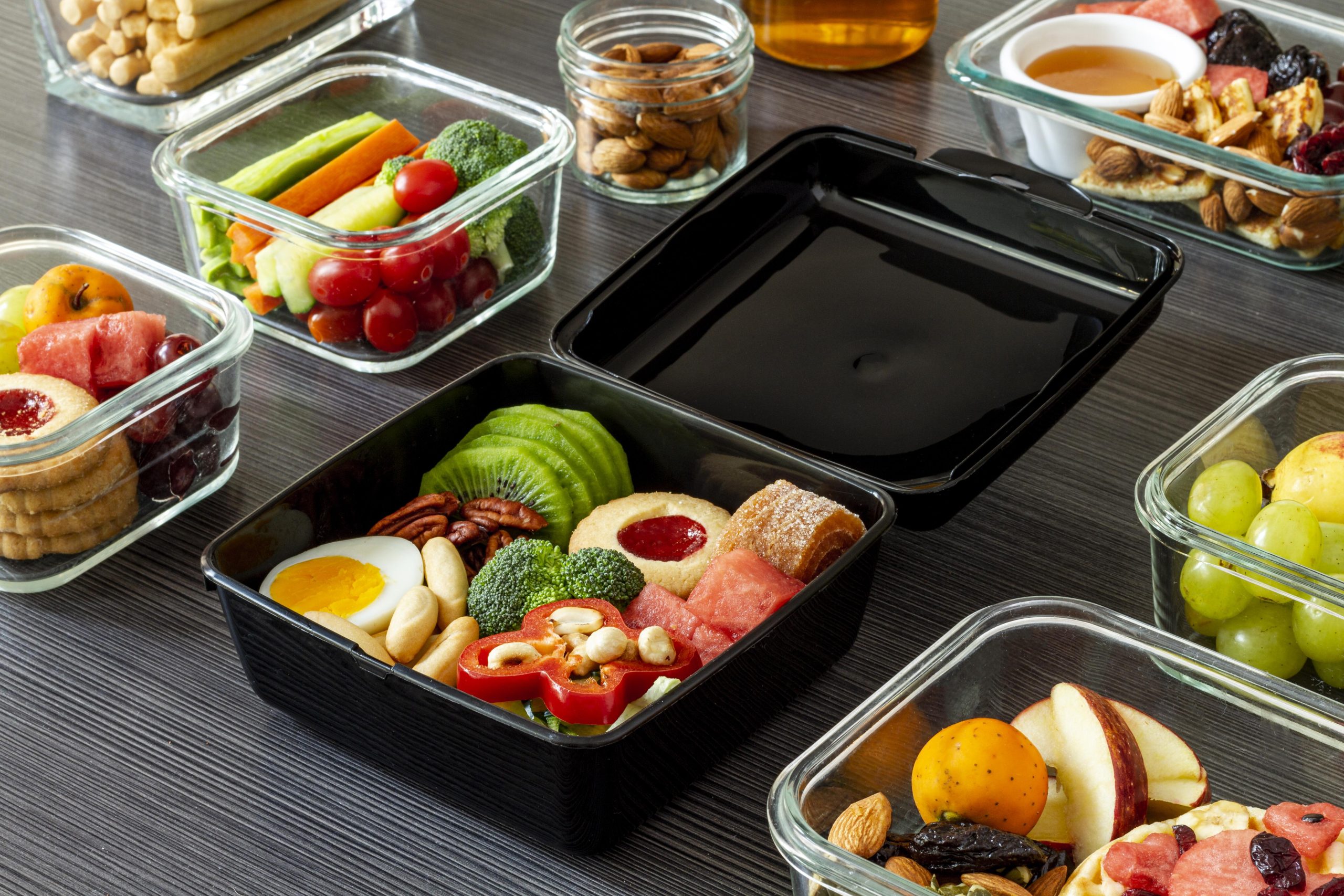 Création de plateaux repas premium destinés à un événement corporate. Menu équilibré, packaging soigné et service adapté aux grandes équipes.