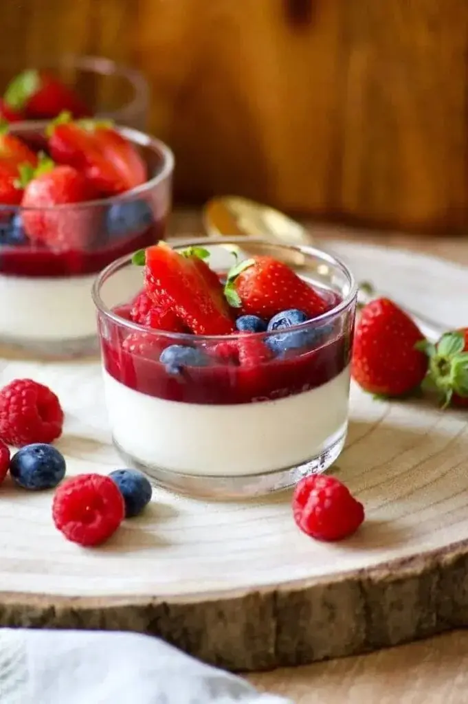dessert francais - Panna cotta aux coulis de fruits